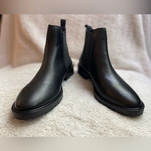 Steve Madden Leopold women’s Leather Chelsea Booties BRAND NEW IN BOX UNWORN 9